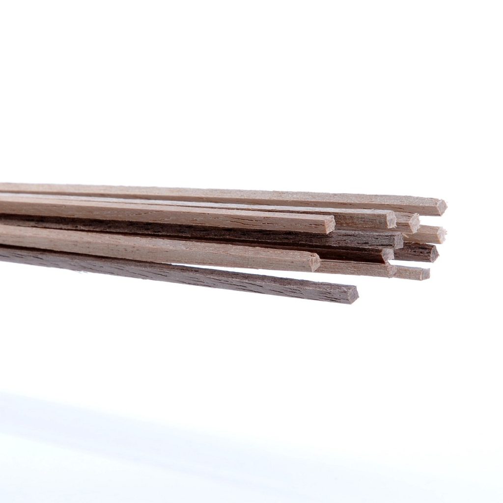 70650 Walnut strips, 2 x 2 mm, 500 mm, 12 pcs　クルミストリップ、12本