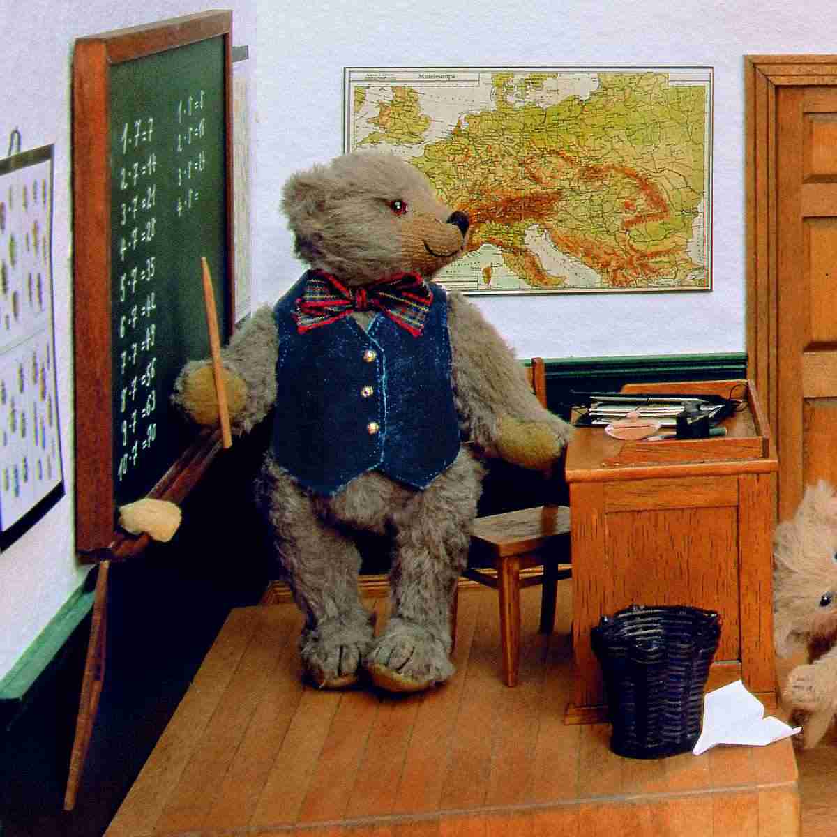 40114 Teacher's desk and chair 教師の机と椅子 | 西洋