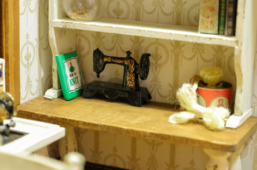 裁縫部屋の棚とミシン
